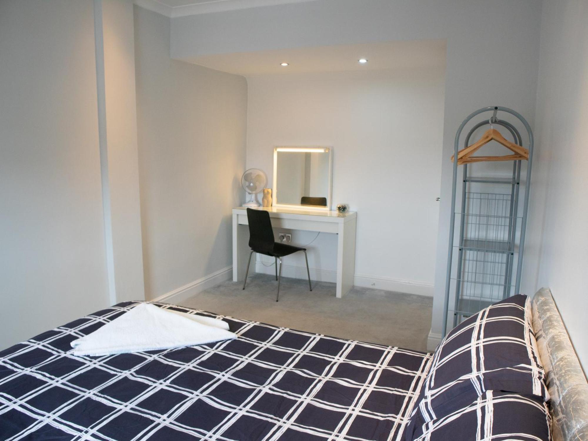Bright Private Terrace - Free Private Parking - Tv - Wifi - Netflix Lejlighed Croydon Eksteriør billede